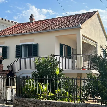 بيت للعطل House Seafront House